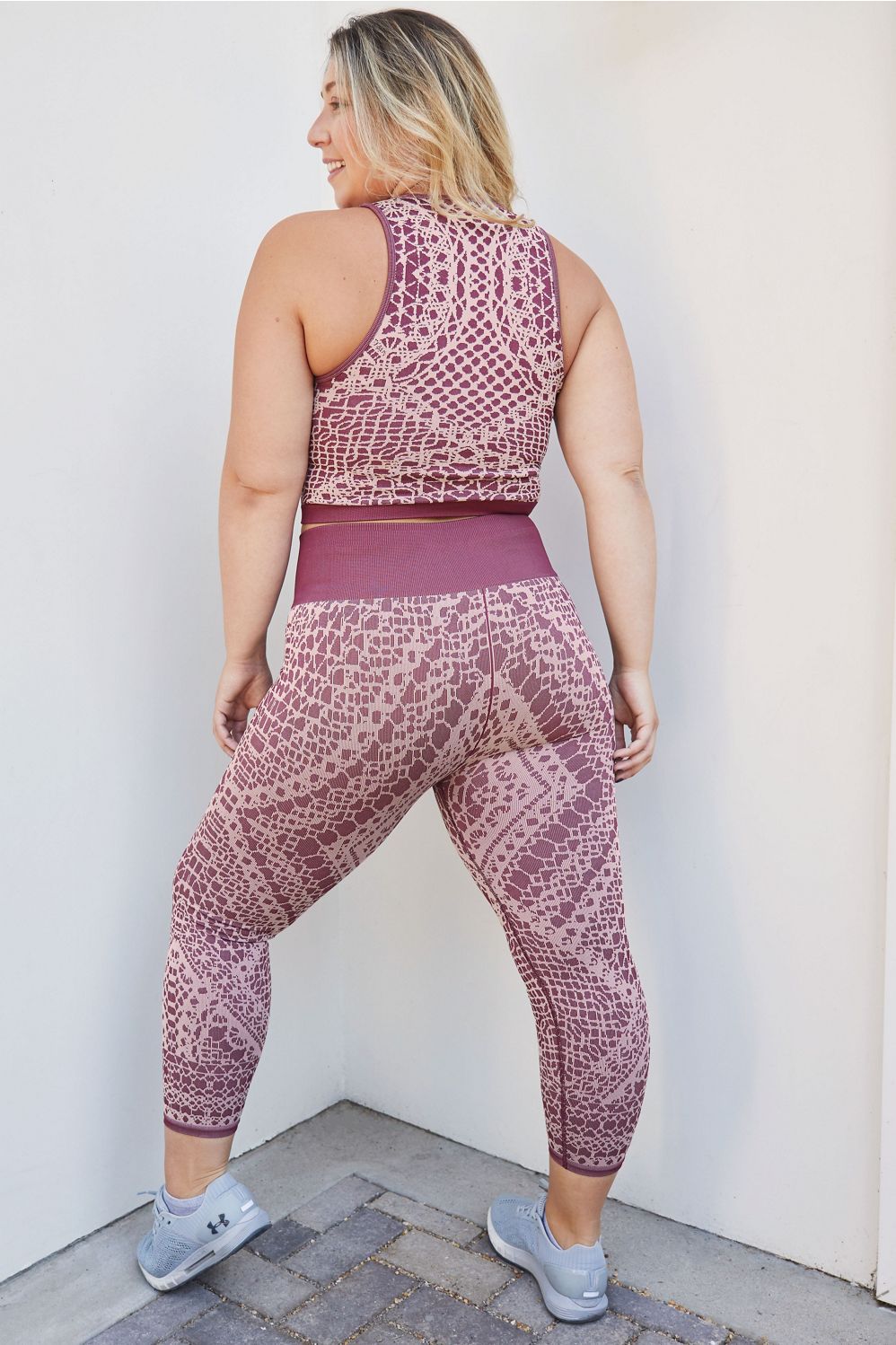 BNWT Fabletics leggings Size M, High waisted Seamless Lace Capri.