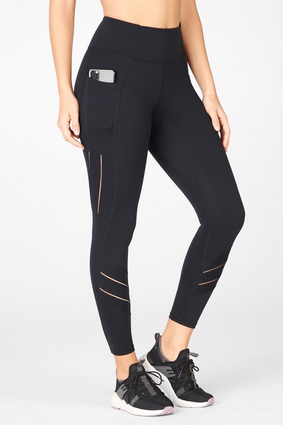 Fabletics Women's Anywhere High-Waisted Moto 7/8, High Compression,  Breathable : : Clothing, Shoes & Accessories