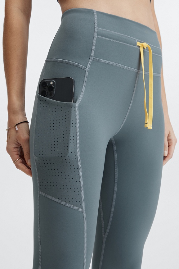 Motion365® Ultra High-Waisted Contrast Legging - Fabletics