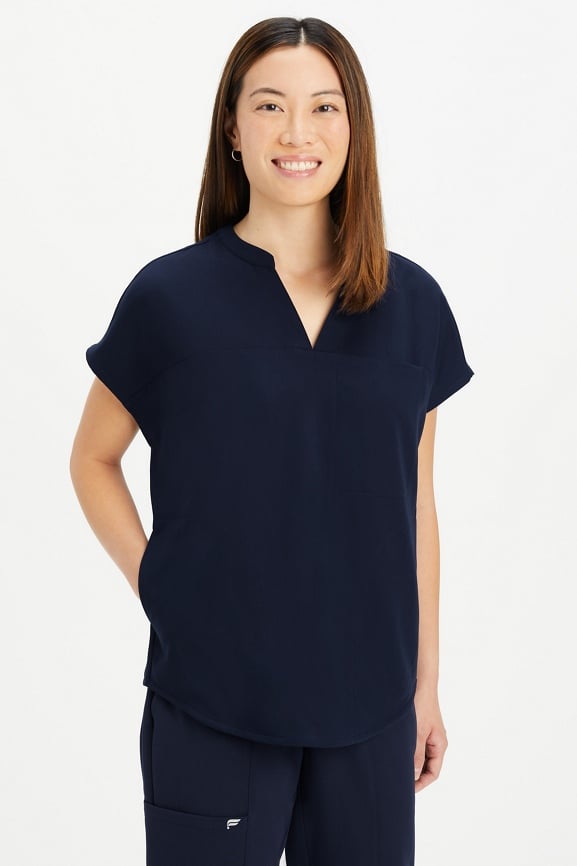 Evolve 3-Pocket Scrub Top - Fabletics